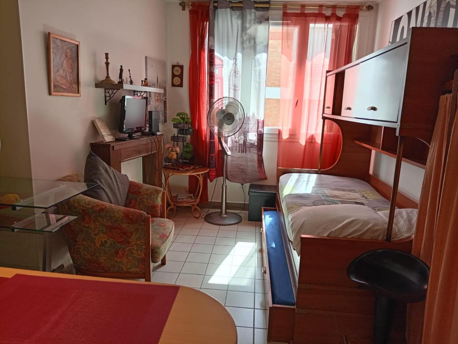 Studio Pigalle De 25 M2 - 2 Lits Simples Type Gigogne Pour 2 Personnes - Quartier Touristique De Paris - 2 Minutes De La Station Metro Pigalle ,Petit Train Vers La Butte Montmartre-Cabaret Moulin Rouge A 200 M,Cabaret Chez Michou-Restaurants-Saunas 파리 외부 사진